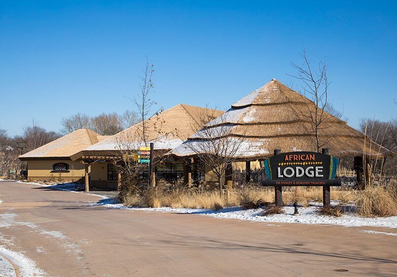 A lodge with a sign that says zoo lodge.